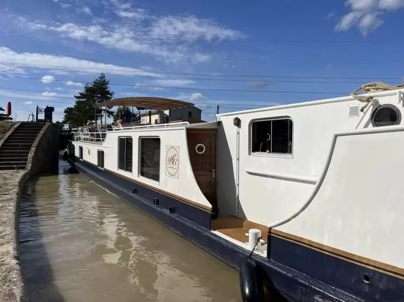 La péniche Elegance dans une écluse sur le Canal du Midi