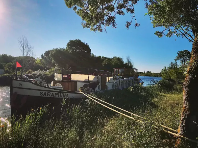 amarré le long du canal