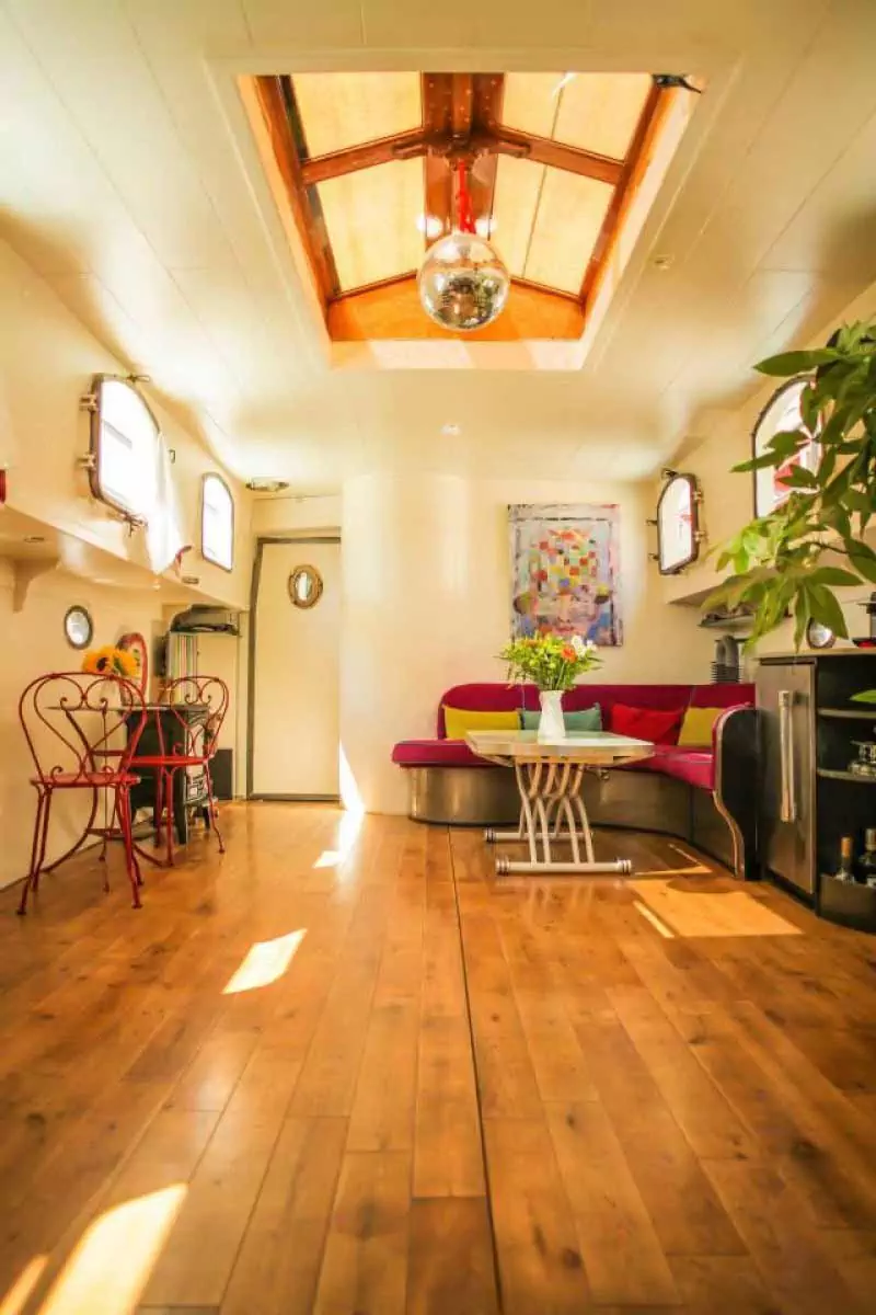 à l'intérieur de la péniche