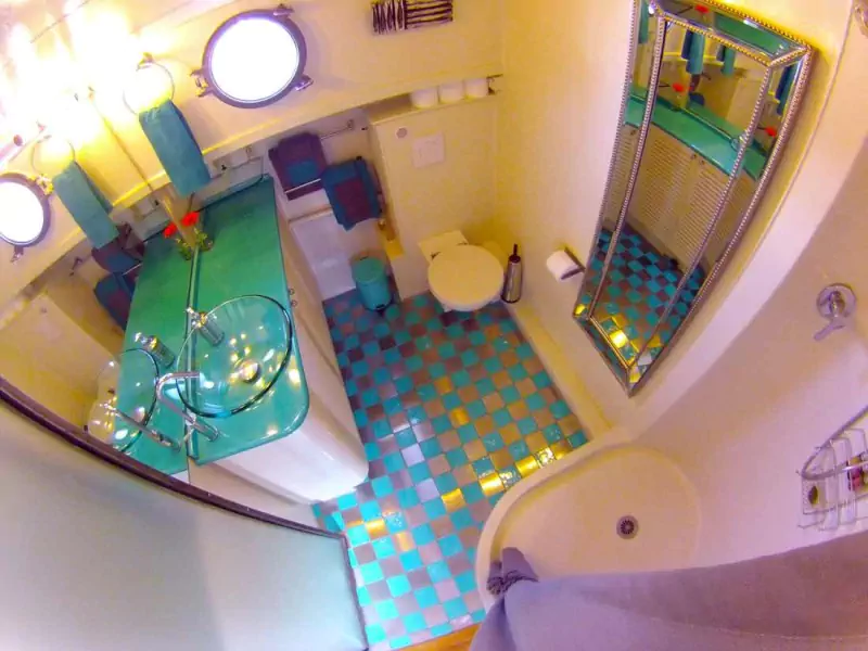 salle de bain de bateau moderne