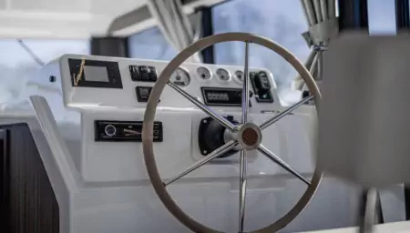 Le Boat Liberty post de pilotage