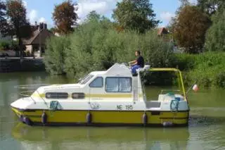 Les Canalous FPP Triton 860 Fly rental boat