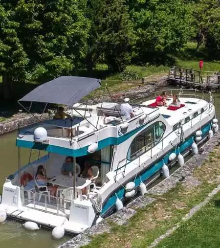 Nicols OCTO Fly C rental boat